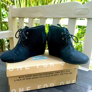 Tom’s Desert Wedge In Black Suede Braid